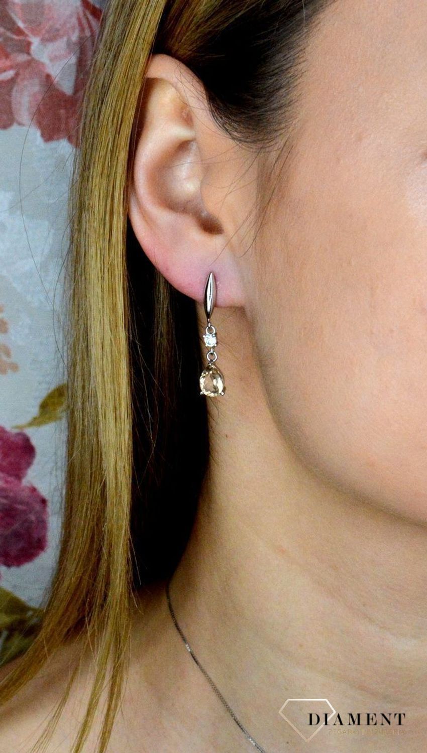 Kolczyki damskie  Prosta elegancja  A0 24 Srebrne kolczyki zapinane na ponadczasowe zapięcie typu sztyft, zostały wykonane z najwyższej jakości srebra próby 925. Idealny pomysł na prezent.jpg